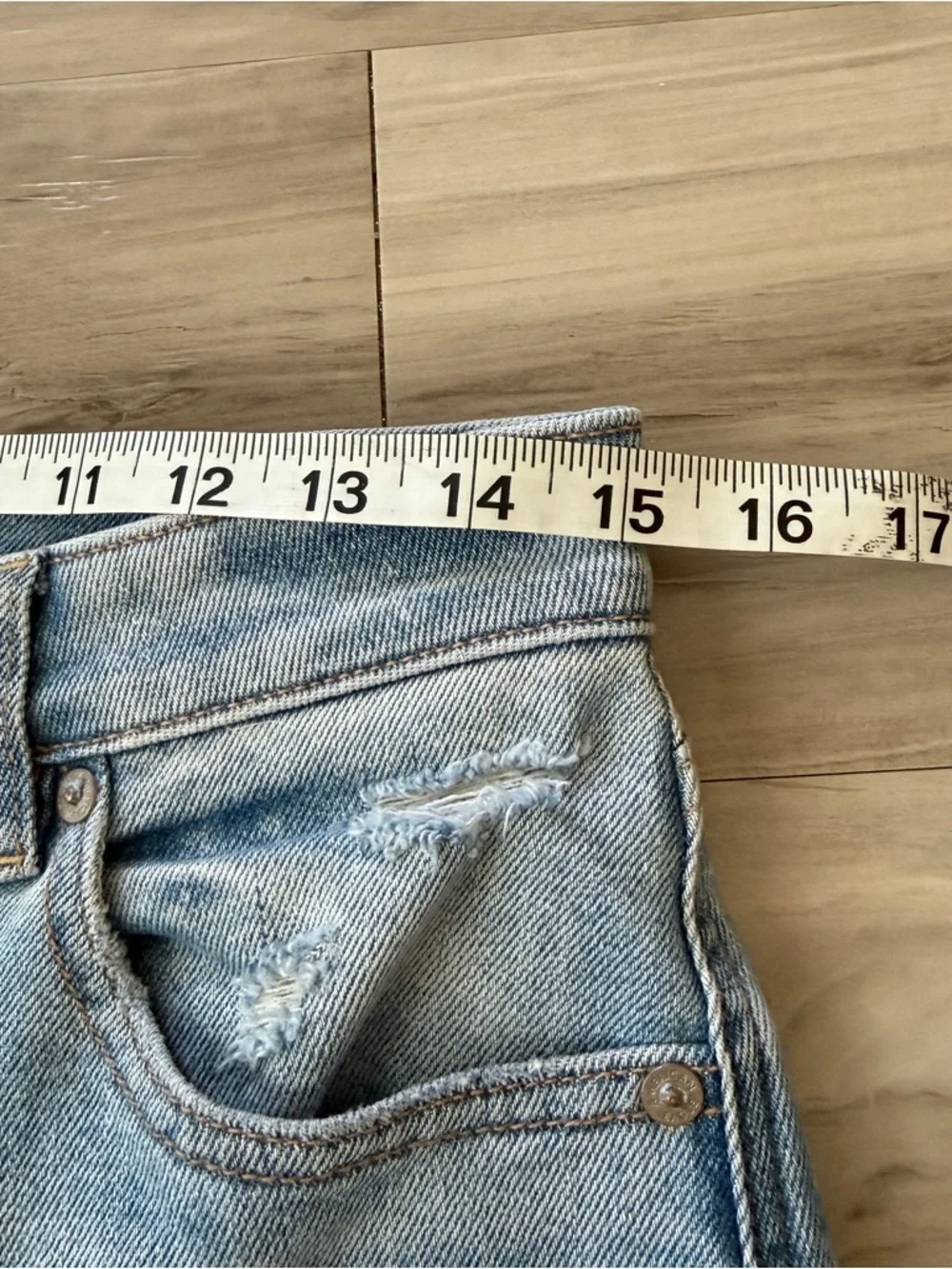 American Eagle Mom Jean Light Wash Distressed Denim Jeans Women’s Size 8 Long - Picture 9 of 9